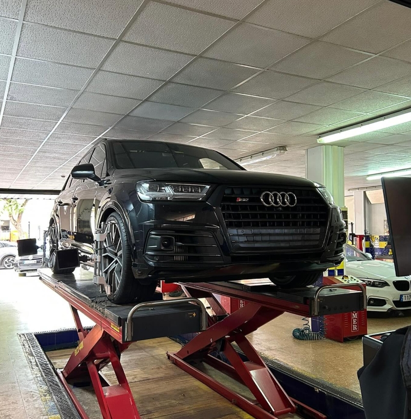 Audi SQ7 en el taller Neumáticos Quesada