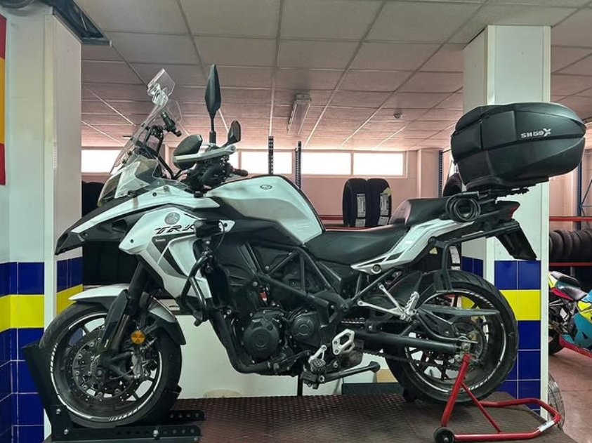 Benelli TRK en el taller — también para motos