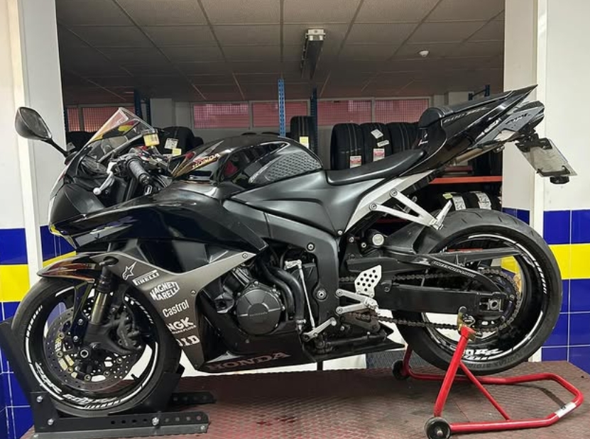 Pinchazo reparado Honda CBR 600 RR
