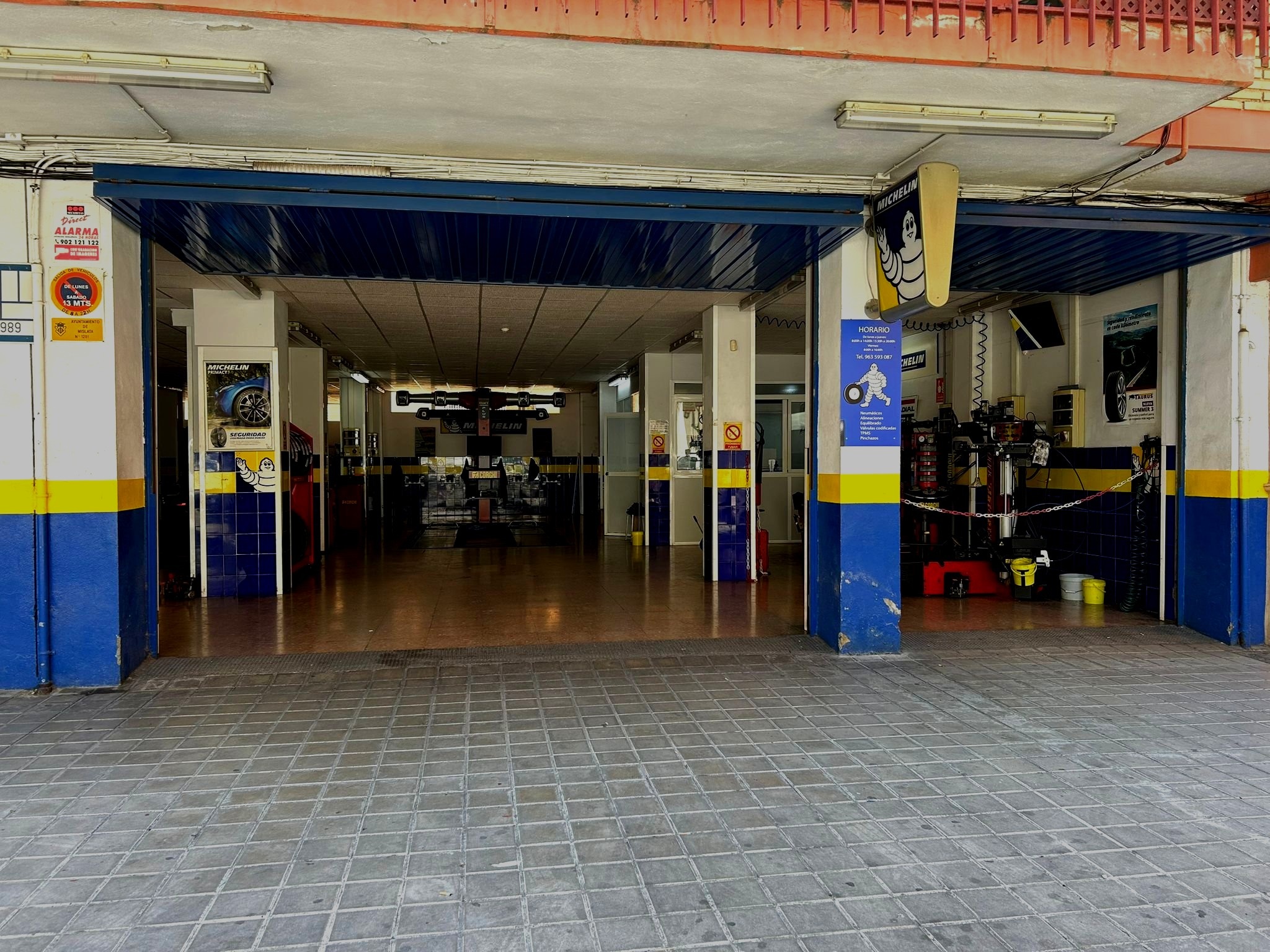 Fachada taller Neumáticos Quesada